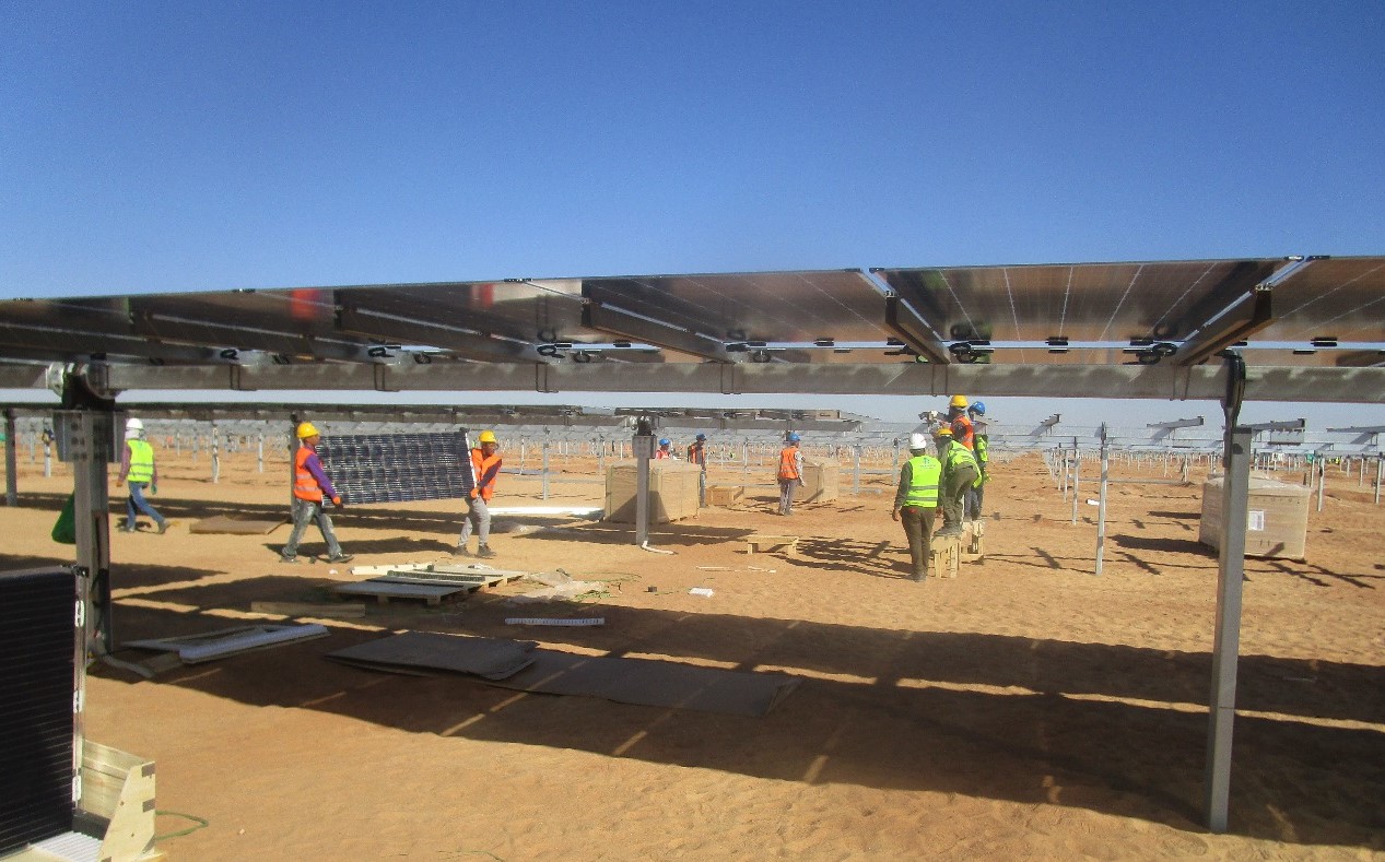أكبر تجمع لمحطات توليد الكهرباء من الطاقة الشمسية بالعالم بمحافظة أسوان  (8)