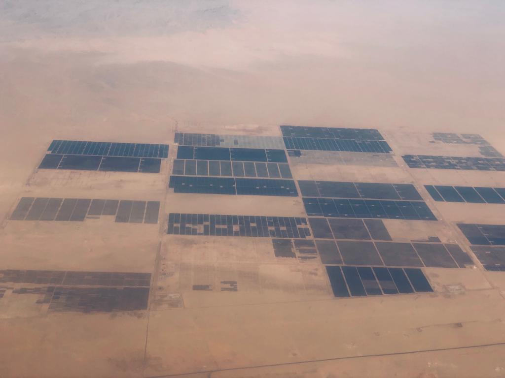 أكبر تجمع لمحطات توليد الكهرباء من الطاقة الشمسية بالعالم بمحافظة أسوان  (15)