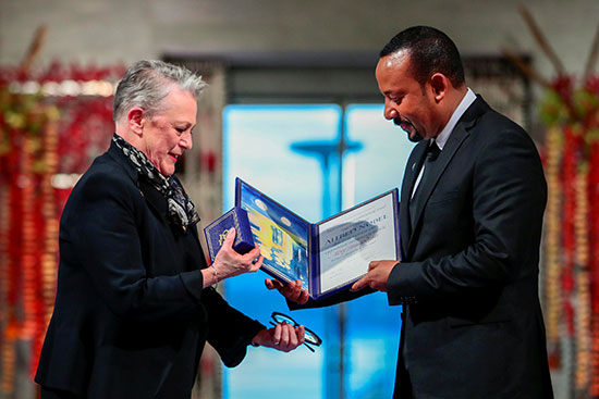 أبى أحمد يتسلم جائزة من رئيسة لجنة نوبل
