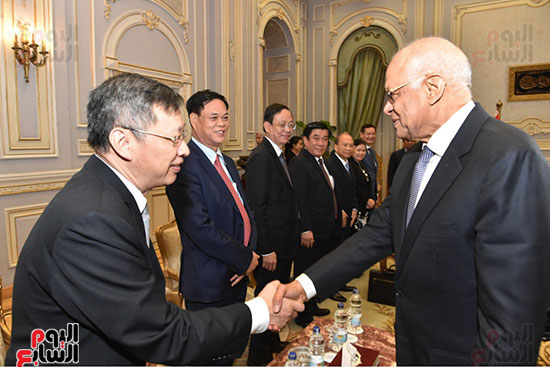  رئيس مجلس النواب يستقبل فام مينه شين عضو المكتب السياسى (1)