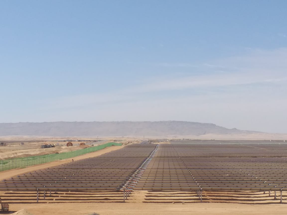 أكبر تجمع لمحطات توليد الكهرباء من الطاقة الشمسية بالعالم بمحافظة أسوان  (14)