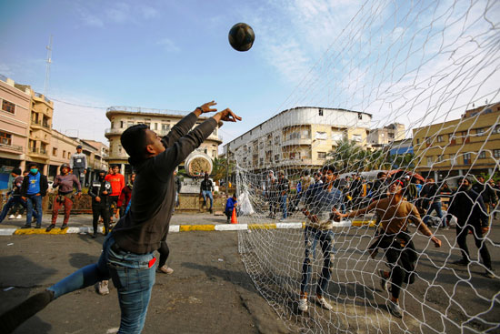 لعب-الكرة-الطائرة-خلال-الاحتجاجات
