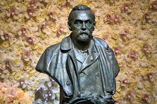 تمثال نصفى لألفريد نوبل من البرونز