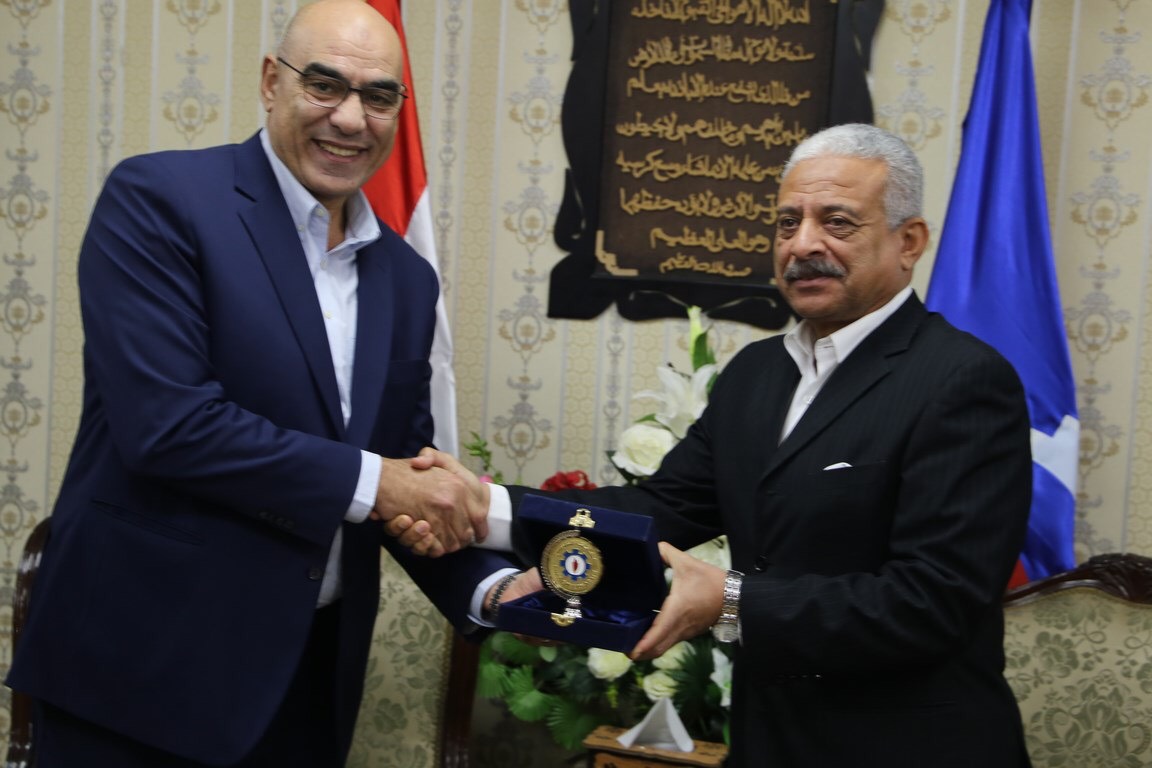 لقاء محافظ السويس ورئيس الإتحاد المصري لكرة اليد (4)