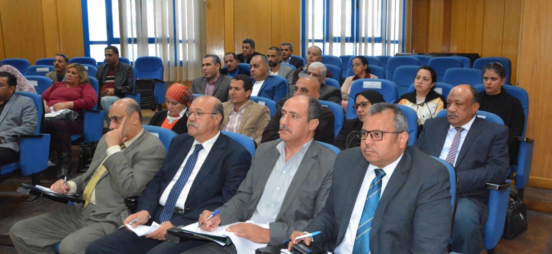 محافظ المنيا يبحث مع وفد وزارة التخطيط (1)