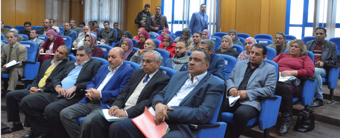 محافظ المنيا يبحث مع وفد وزارة التخطيط (2)