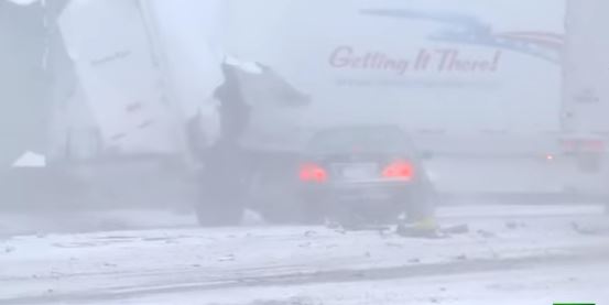 تصادم 50 سيارة بسبب الثلوج فى أمريكا