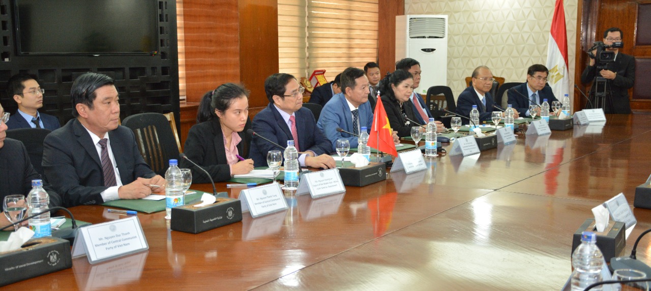 لقاء وزير التنمية المحلية والوفد الفيتنامى (4)