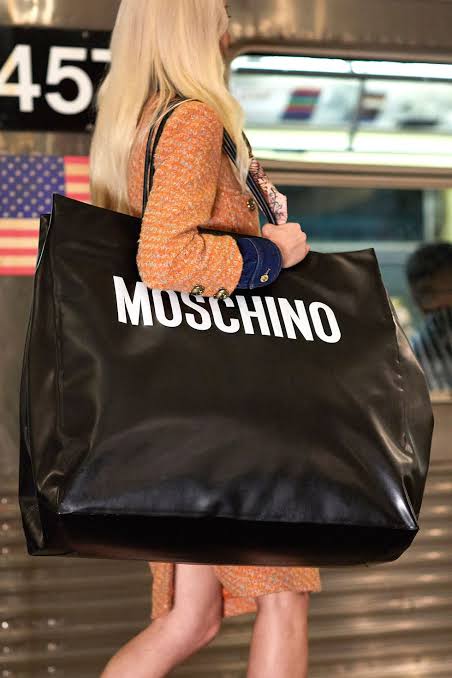 حقيبة ضخمة في عرض أزياء موسكينو