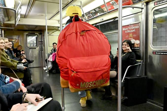 حقيبة كبيرة بعرض أزياء موسكينو