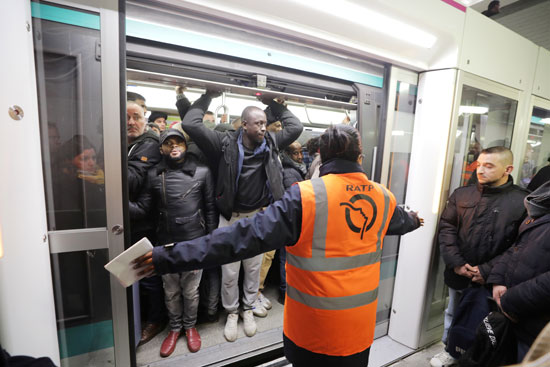 المترو-وسيلة-المواصلات-الوحيدة-المتاحة-فى-ظل-الإضراب-بباريس