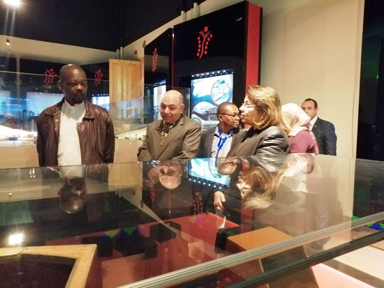 سفير موزمبيق يزور بمتحف النيل بأسوان (7)