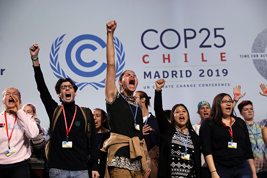 نشطاء تغيير المناخ على خشبة المسرح خلال المؤتمر