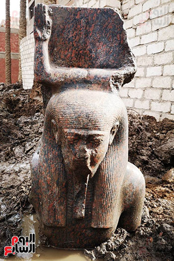تمثال ملكى نادر بمنطقة ميت رهينة (2)