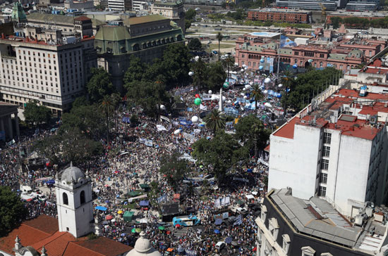 آلاف المواطنين بالعاصمة بيونس آريس