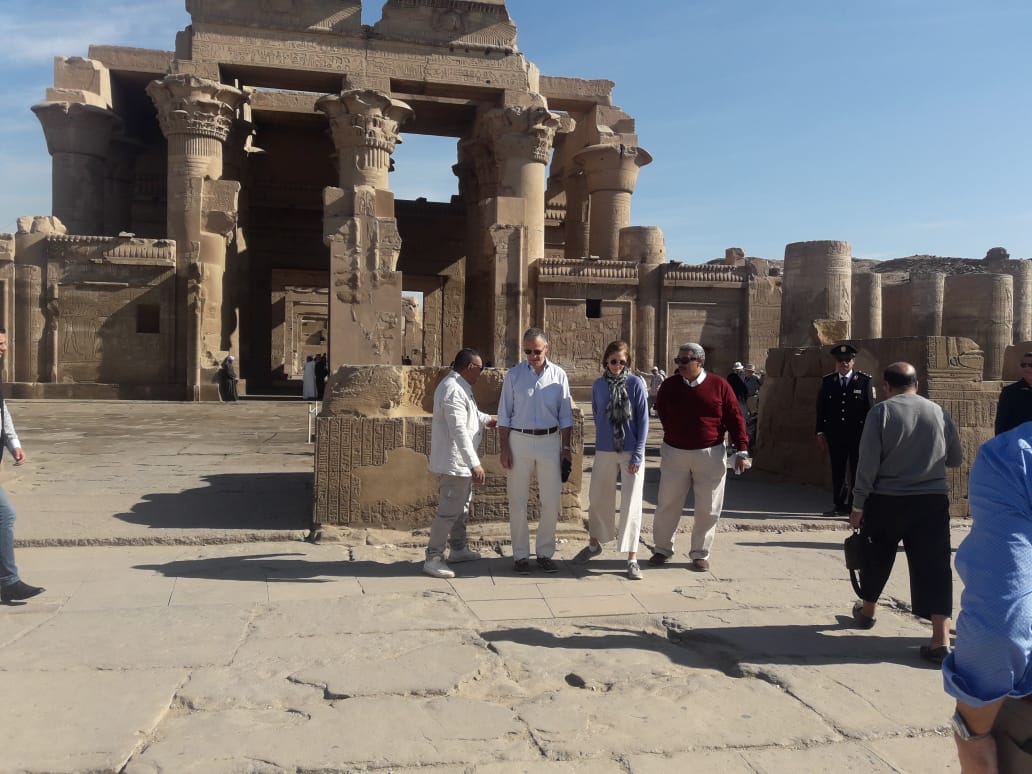السفير الأمريكى بالقاهرة يتفقد مشروع خفض المياه الجوفية بمعبد كوم أمبو (2)