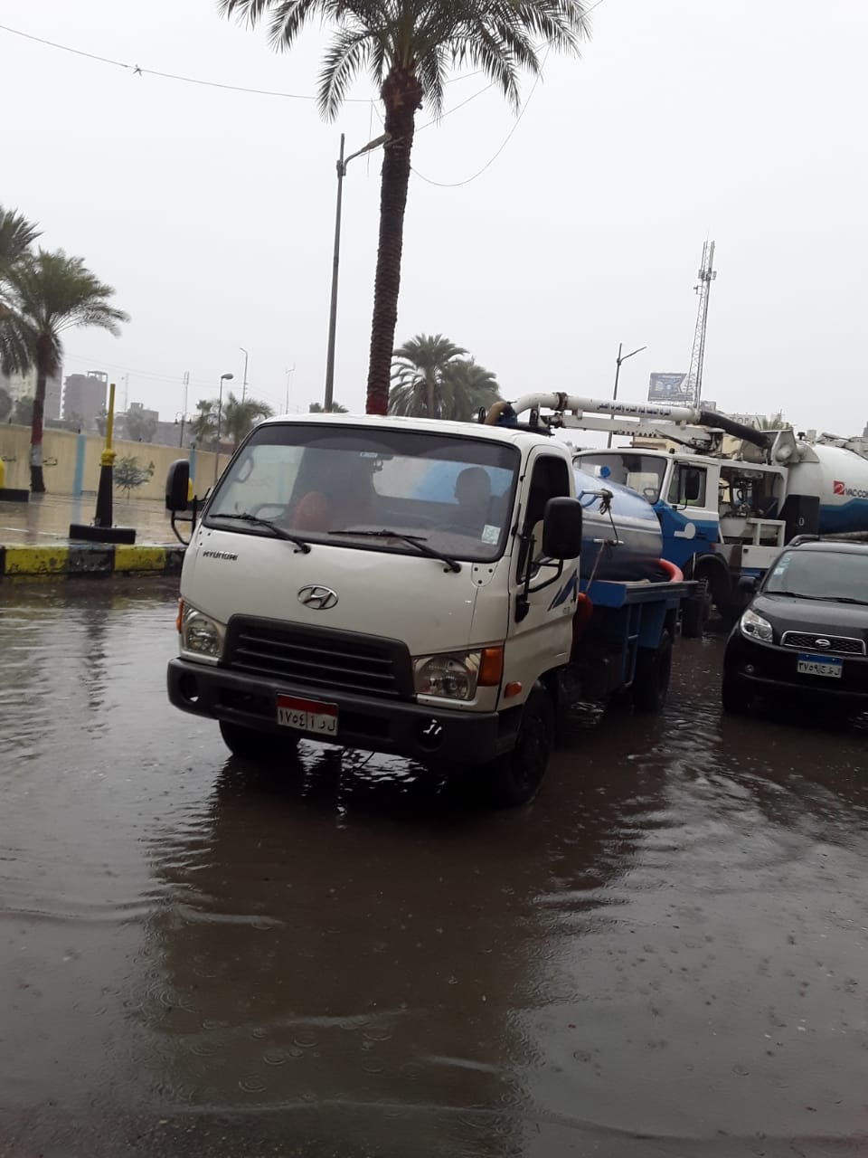 دفع سيارات شفط إضافية بكفر الشيخ والإسكندرية لسرعة إزالة مياه الأمطار (4)