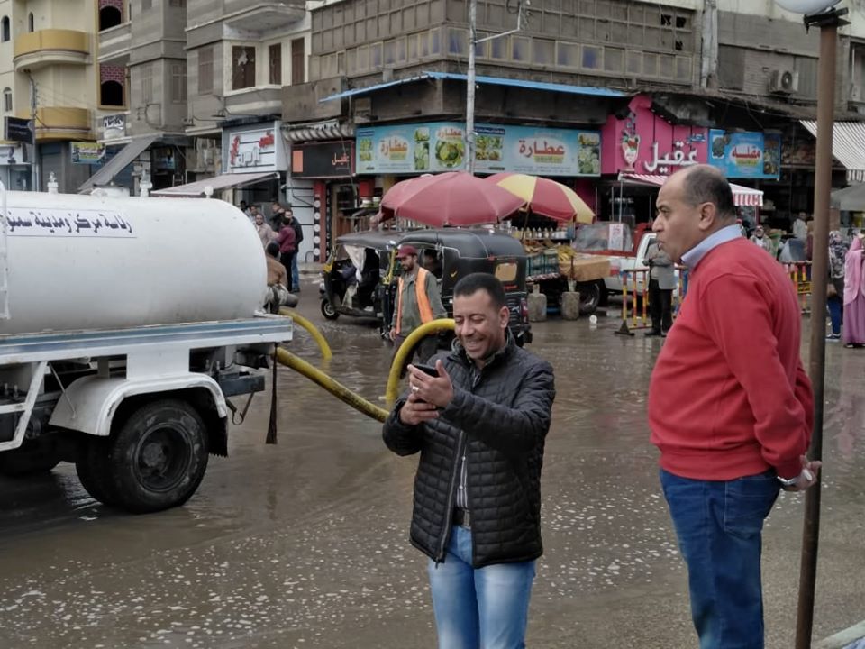 شفط المياه من شوارع سمنود بعد هطول أمطارا غزيرة (4)