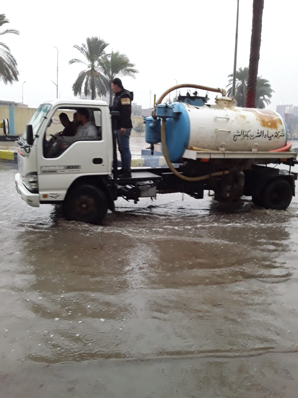 دفع سيارات شفط إضافية بكفر الشيخ والإسكندرية لسرعة إزالة مياه الأمطار (6)