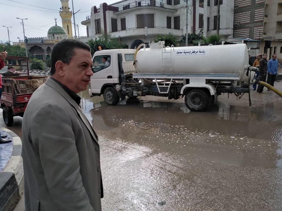 شفط المياه من شوارع سمنود بعد هطول أمطارا غزيرة (3)