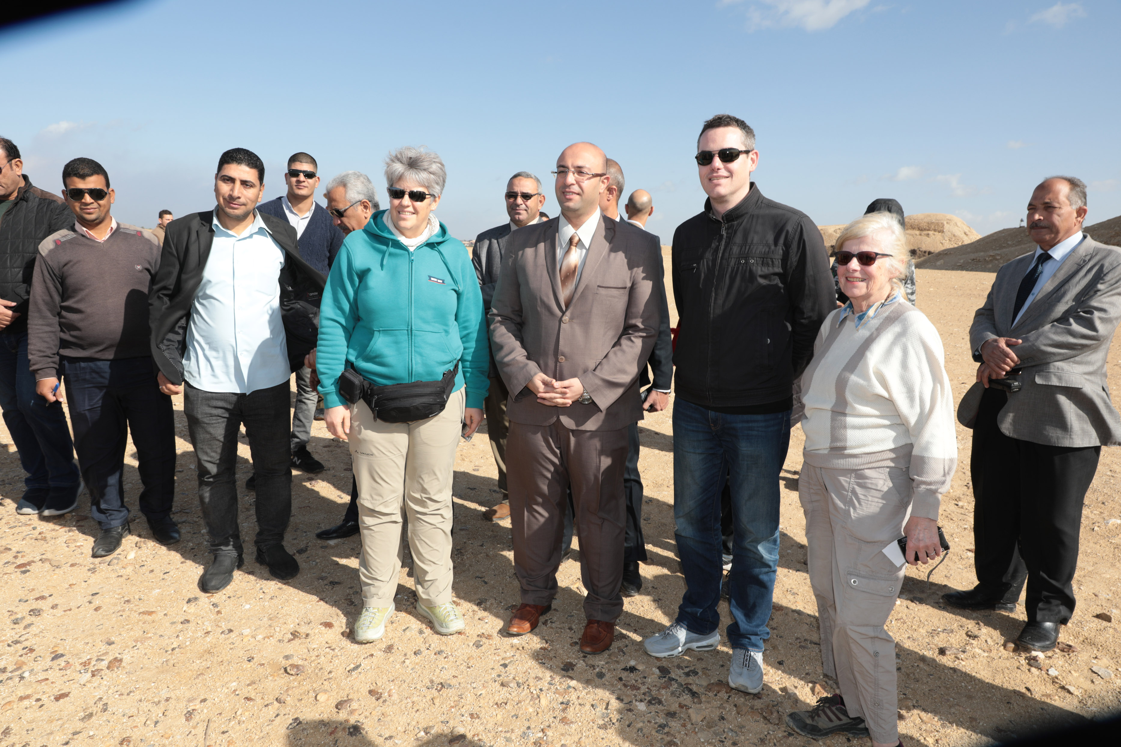 جانب من زيارة محافظ بنى سويف للمنطقة الأثرية بميدوم (4)