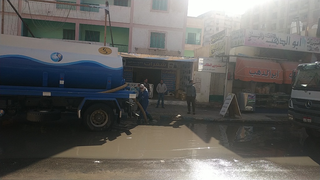 فرق طوارئ شركة مياه مطروح تزيل تجمعات مياه الأمطار من الشوارع  (6)