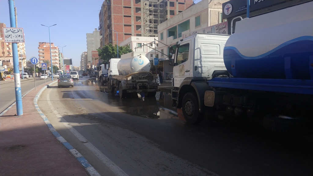فرق طوارئ شركة مياه مطروح تزيل تجمعات مياه الأمطار من الشوارع  (1)