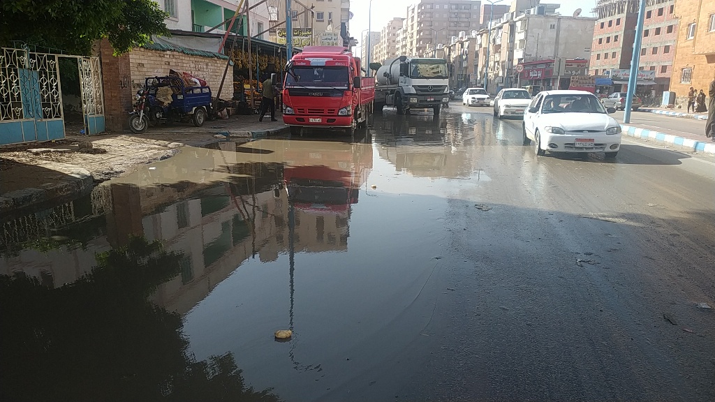 فرق طوارئ شركة مياه مطروح تزيل تجمعات مياه الأمطار من الشوارع  (2)