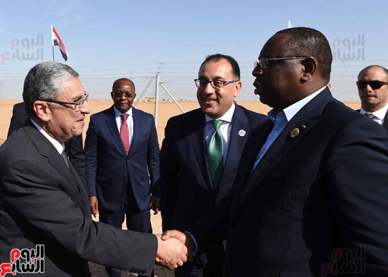 جولة تفقدية لرئيس الوزراء والرئيس السنغالى لمجمع بنبان للطاقة الشمسية بأسوان (4)