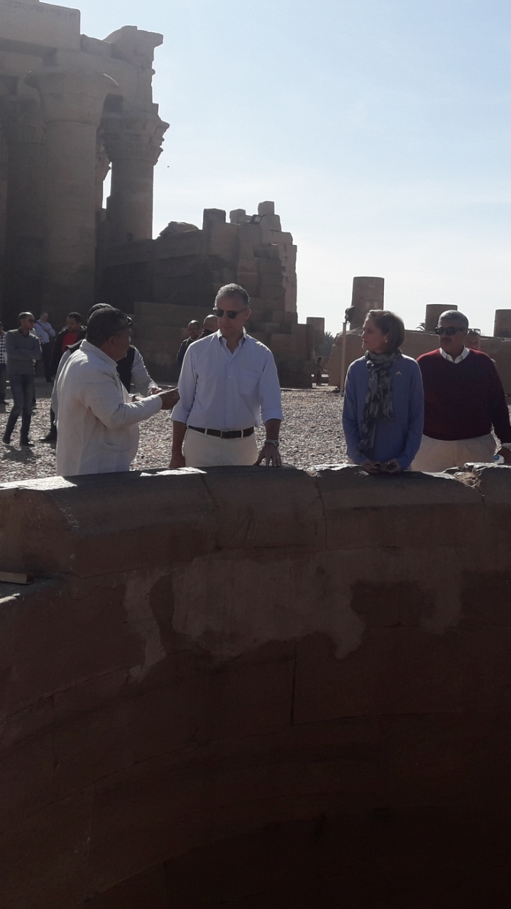 السفير الأمريكى بالقاهرة يتفقد مشروع خفض المياه الجوفية بمعبد كوم أمبو (5)