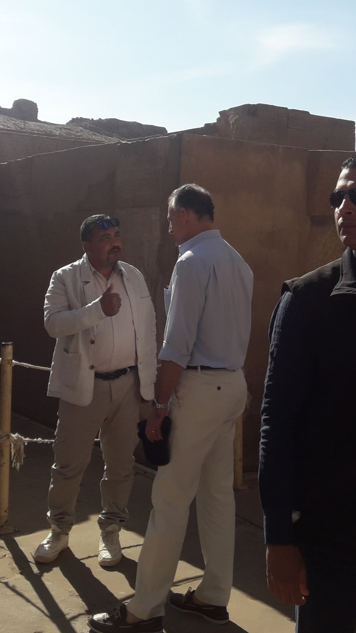 السفير الأمريكى بالقاهرة يتفقد مشروع خفض المياه الجوفية بمعبد كوم أمبو (4)