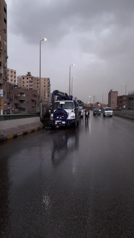 محافظة الجيزة تدفع بمعداتها لإزالة اثار الأمطار  (4)