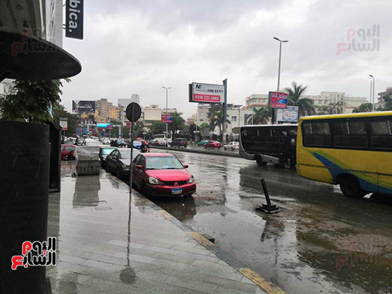آثار الأمطار وحركة السيارات