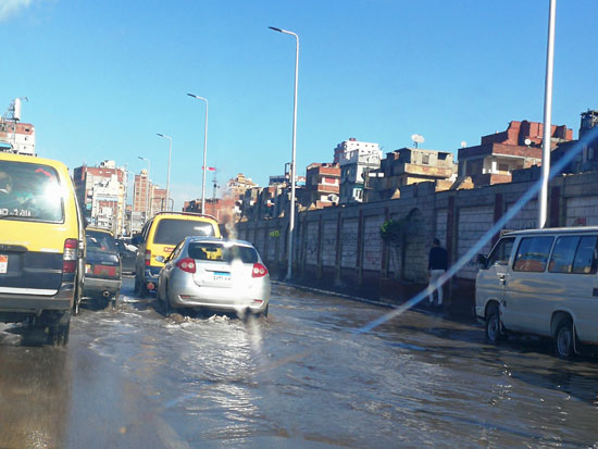 صور غرق شوارع المحلة بمياه الأمطار والدفع بسيارات الكسح لشفطها اليوم السابع