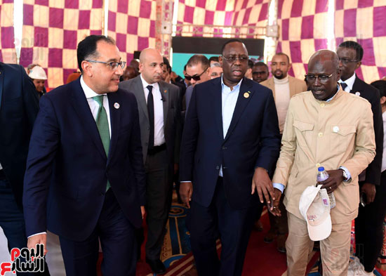 جولة تفقدية لرئيس الوزراء والرئيس السنغالى لمجمع بنبان للطاقة الشمسية بأسوان (8)
