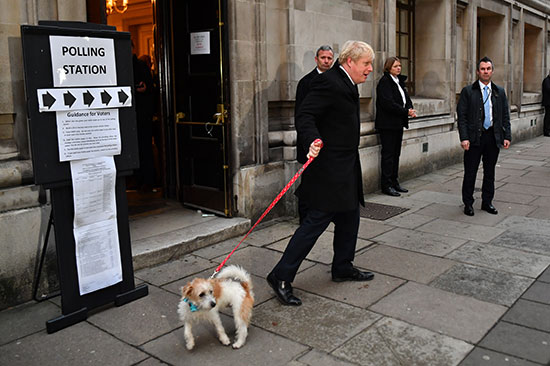 رئيس الوزراء البريطانى بوريس جونسون يغادر مركز الاقتراع
