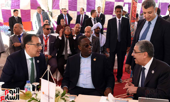 جولة تفقدية لرئيس الوزراء والرئيس السنغالى لمجمع بنبان للطاقة الشمسية بأسوان (5)