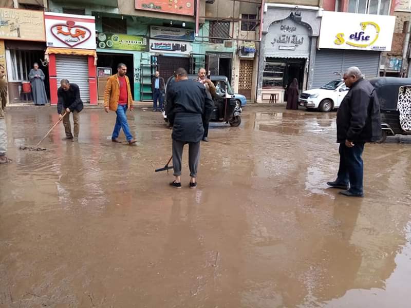 رئيس مدينة الشهداء يتابع عملية شفط مياه الأمطار  (2)