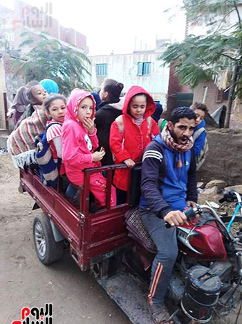 صور..-تلاميذ-يستقلون-تروسيكل-للوصول-إلى-مدارسهم-بسبب-الأمطار-فى-المنوفية-(1)