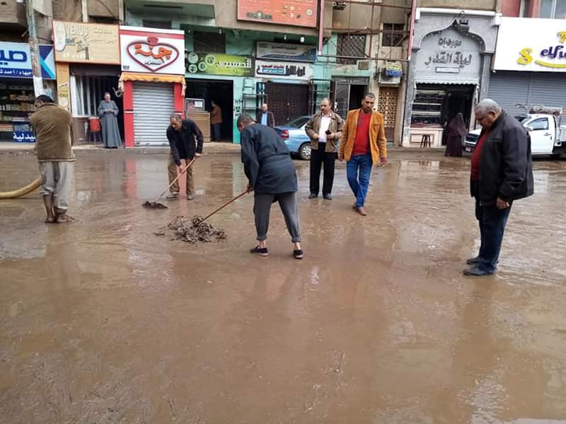 رئيس مدينة الشهداء يتابع عملية شفط مياه الأمطار  (3)