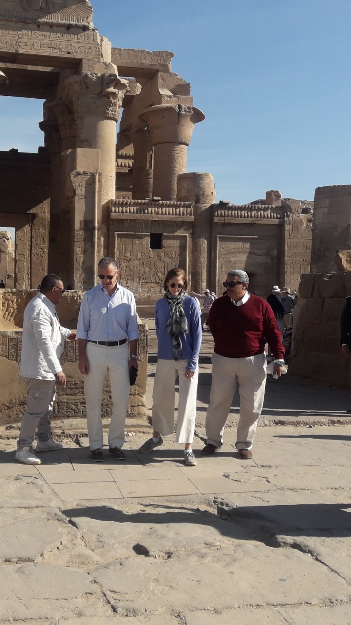 السفير الأمريكى بالقاهرة يتفقد مشروع خفض المياه الجوفية بمعبد كوم أمبو (3)