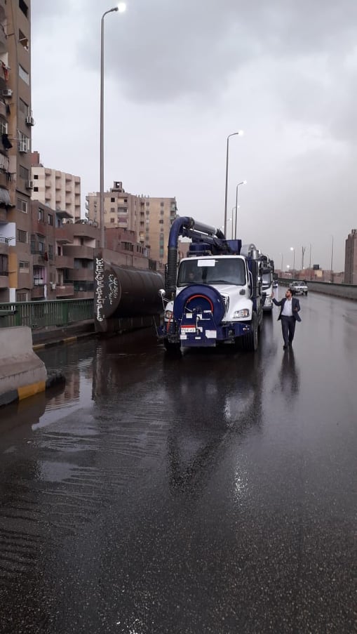 محافظة الجيزة تدفع بمعداتها لإزالة اثار الأمطار  (2)