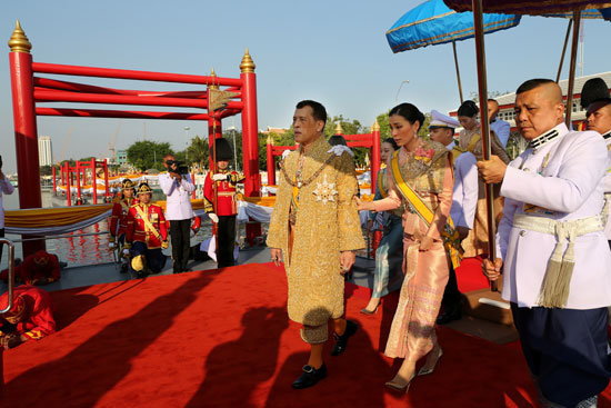 ملك تايلاند وقرينته