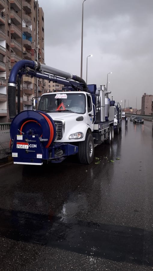 محافظة الجيزة تدفع بمعداتها لإزالة اثار الأمطار  (6)