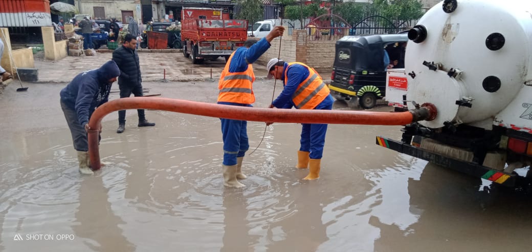 دفع سيارات شفط إضافية بكفر الشيخ والإسكندرية لسرعة إزالة مياه الأمطار (1)