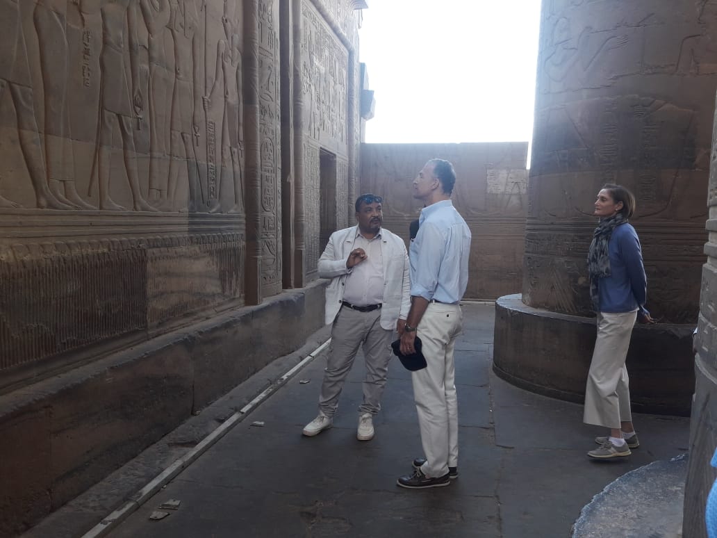 السفير الأمريكى بالقاهرة يتفقد مشروع خفض المياه الجوفية بمعبد كوم أمبو (6)