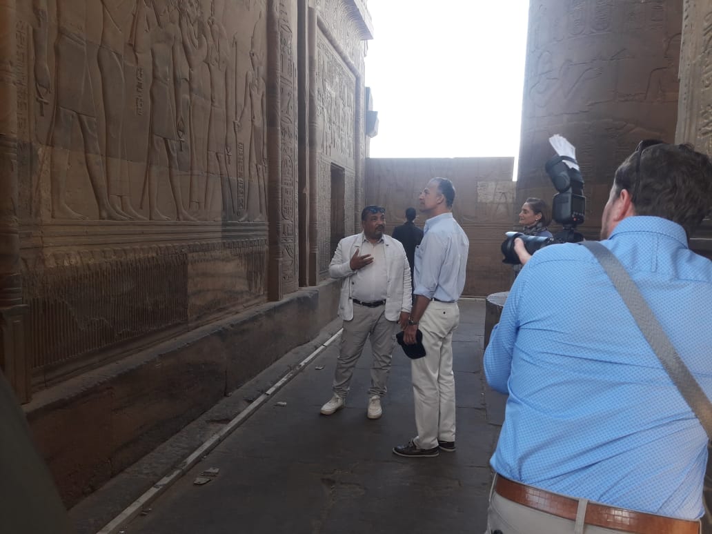 السفير الأمريكى بالقاهرة يتفقد مشروع خفض المياه الجوفية بمعبد كوم أمبو (1)