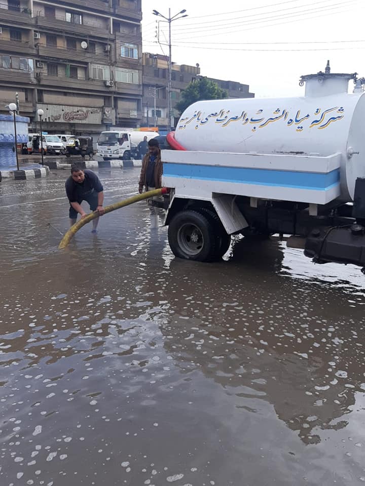 شفط المياه من شوارع سمنود بعد هطول أمطارا غزيرة (8)