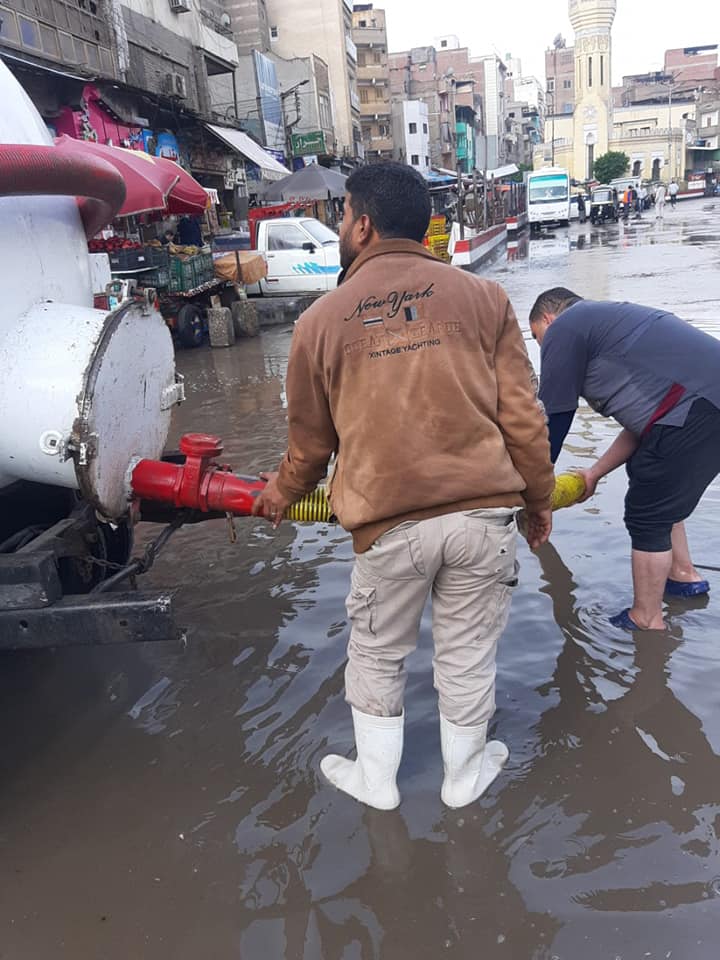 شفط المياه من شوارع سمنود بعد هطول أمطارا غزيرة (2)