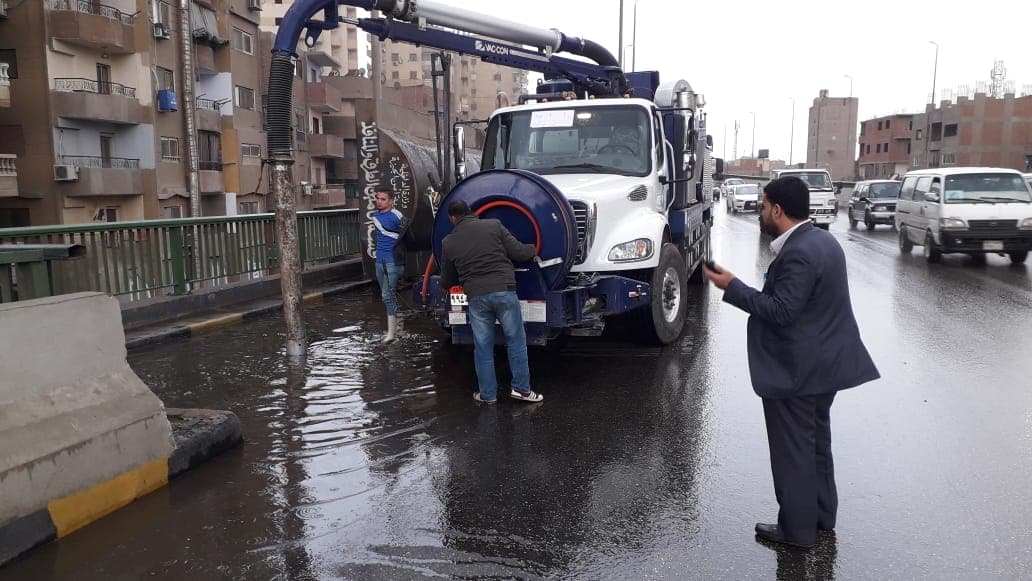 محافظة الجيزة تدفع بمعداتها لإزالة اثار الأمطار  (5)